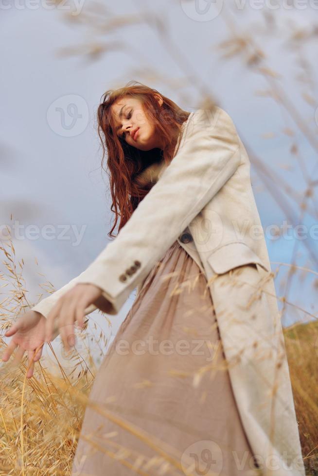 ziemlich Frau Landwirtschaft Natur Pflanzen endlos Feld foto