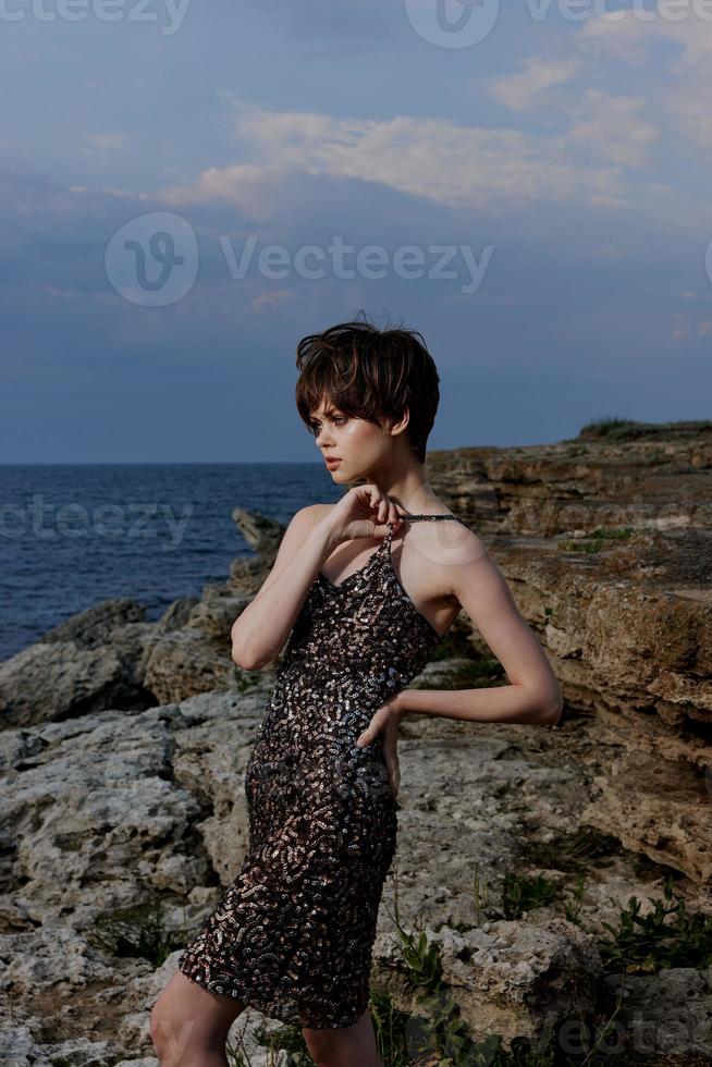Frau im Kleid im Kleid auf Natur Felsen Landschaft Lebensstil foto