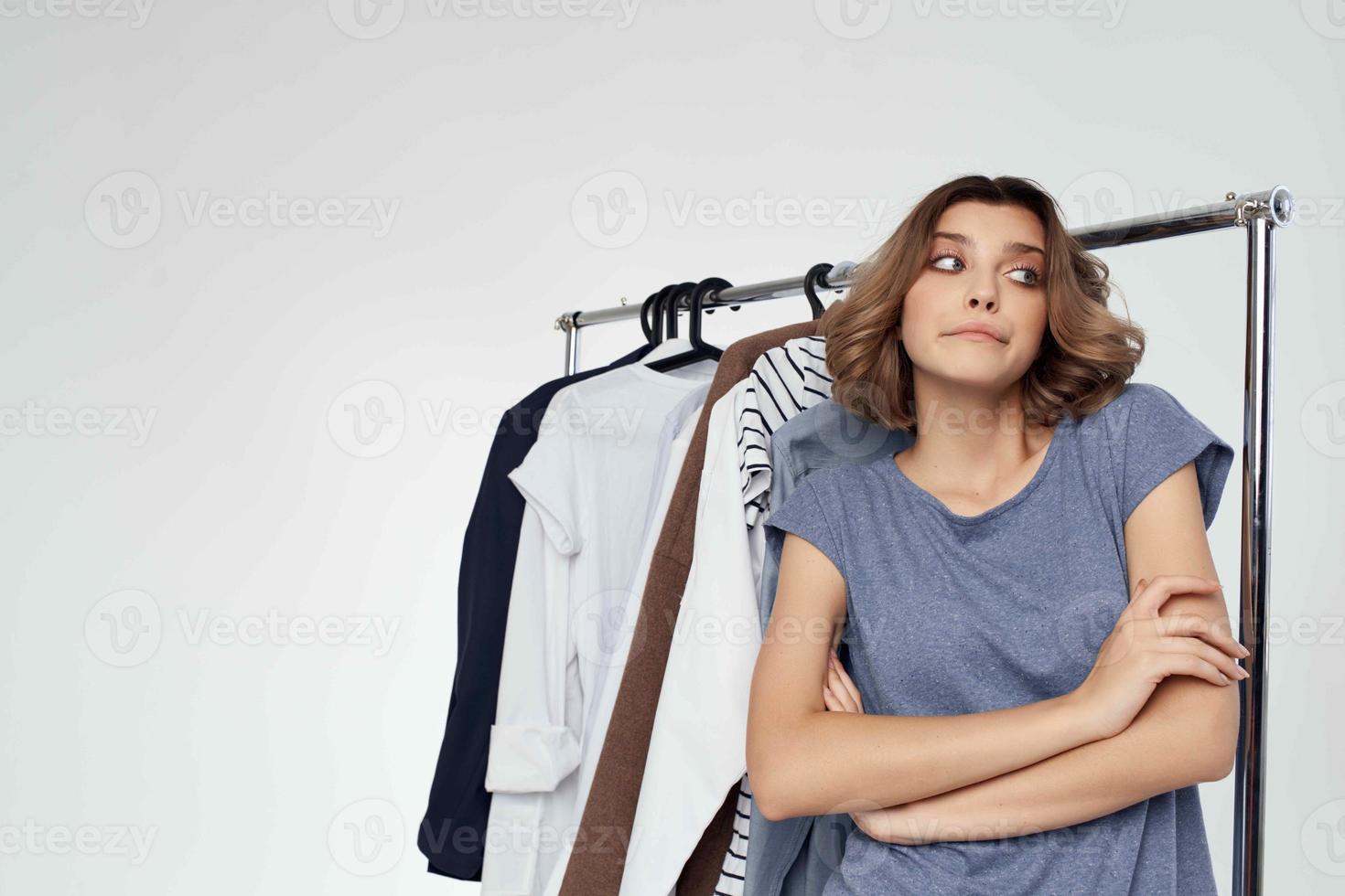 ziemlich Frau Kleidung Geschäft Käufer Verkauf Licht Hintergrund foto