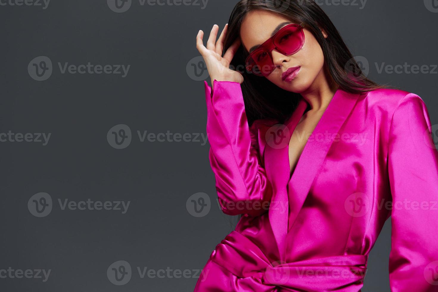 Porträt Frau im ein Rosa Mini Kleid Mode Brille Luxus Lebensstil foto