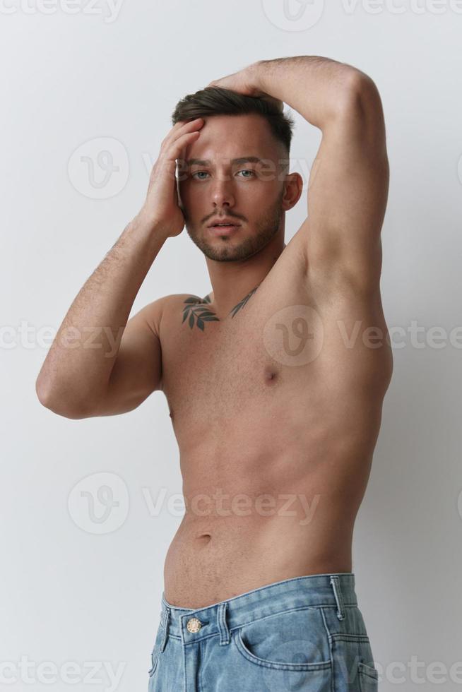 sportlich sexy muskulös gut aussehend nackt Mann hält Hände auf Kopf posieren isoliert auf Über Weiß Studio Hintergrund. cool Mode Angebot. Modell- schießen zum Anzeige. Kopieren Raum foto