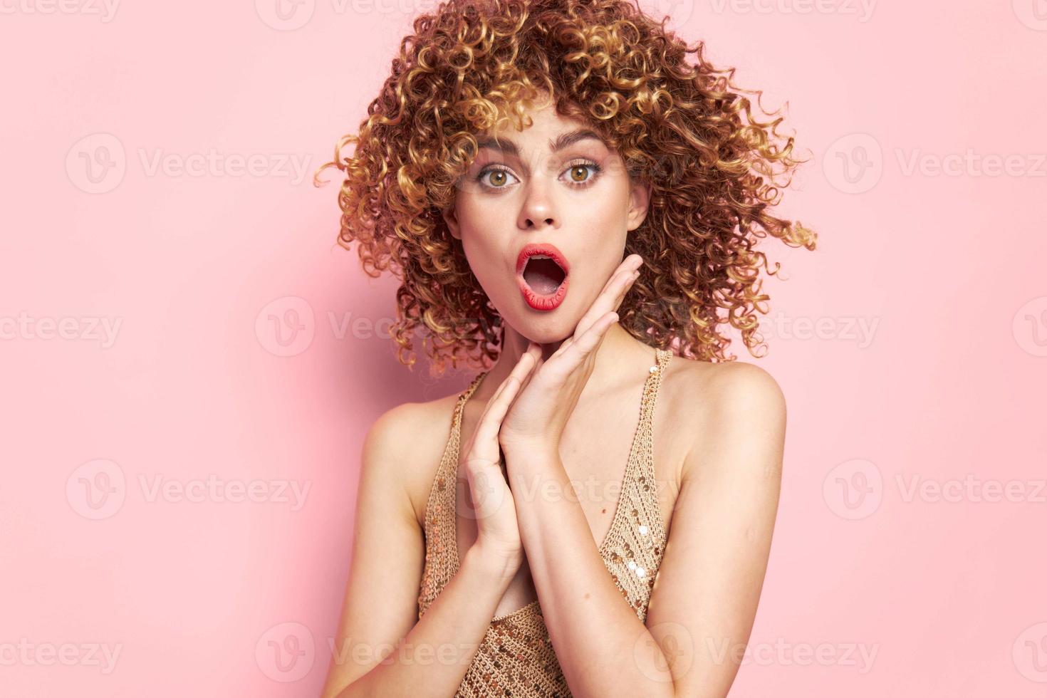 schön Frau Überraschung breit öffnen Mund Emotionen Charme Hintergrund foto