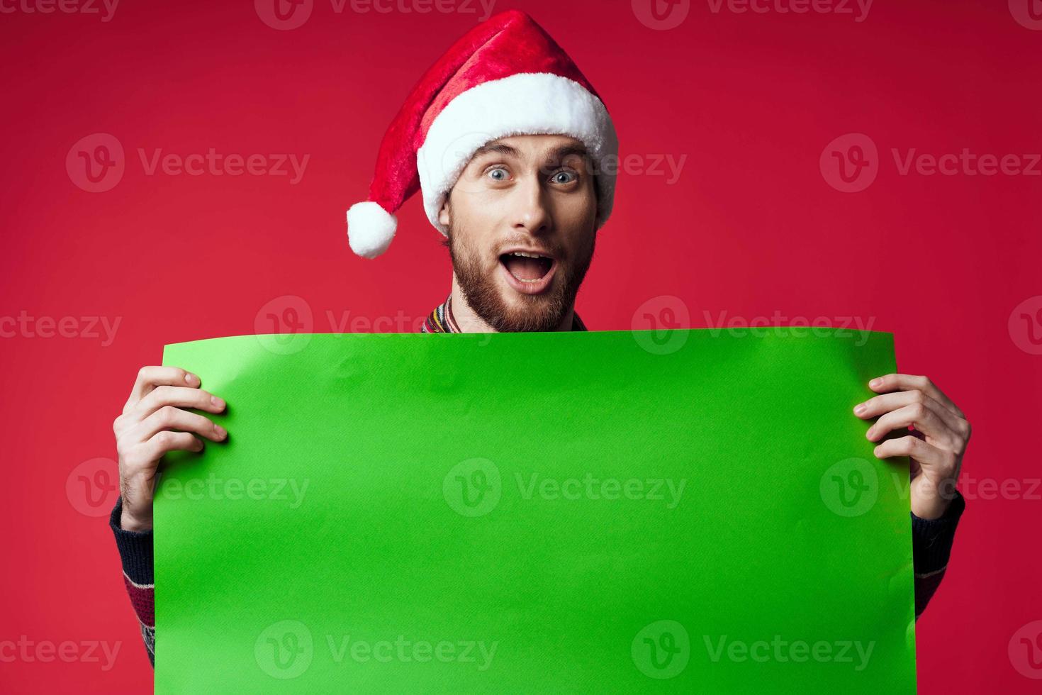 emotional Mann im Neu Jahre Kleider Werbung Kopieren Raum rot Hintergrund foto