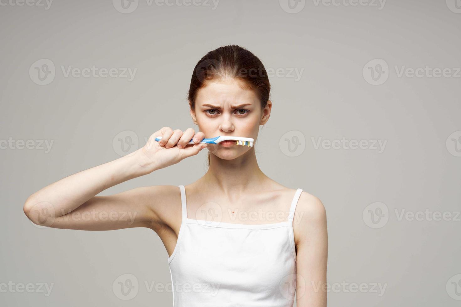 Frau mit ein Zahnbürste im Hand Morgen Hygiene Studio Lebensstil foto