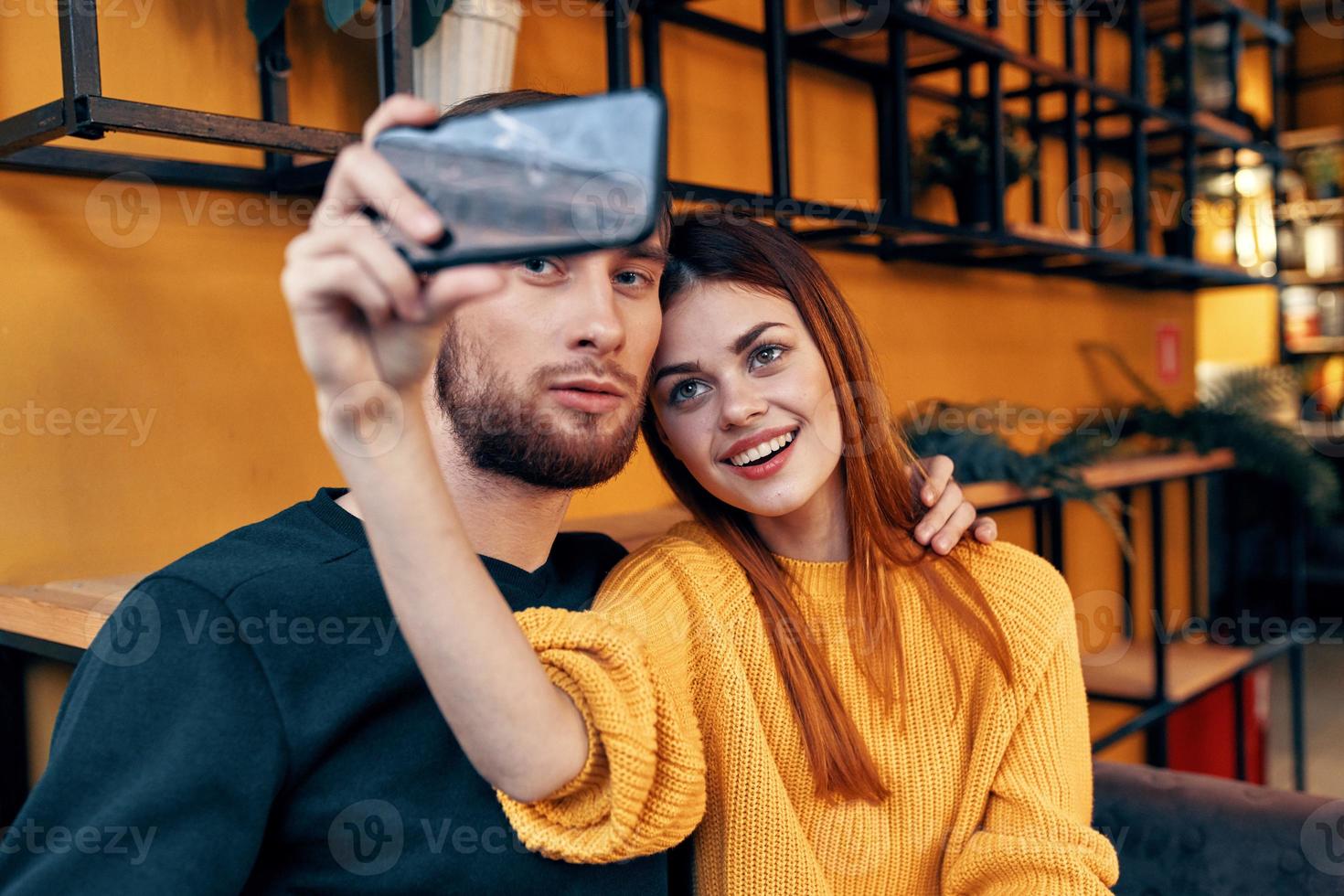 Frau mit Handy, Mobiltelefon Telefon und glücklich Mann freunde Spaß Familie Kommunikation Innere foto