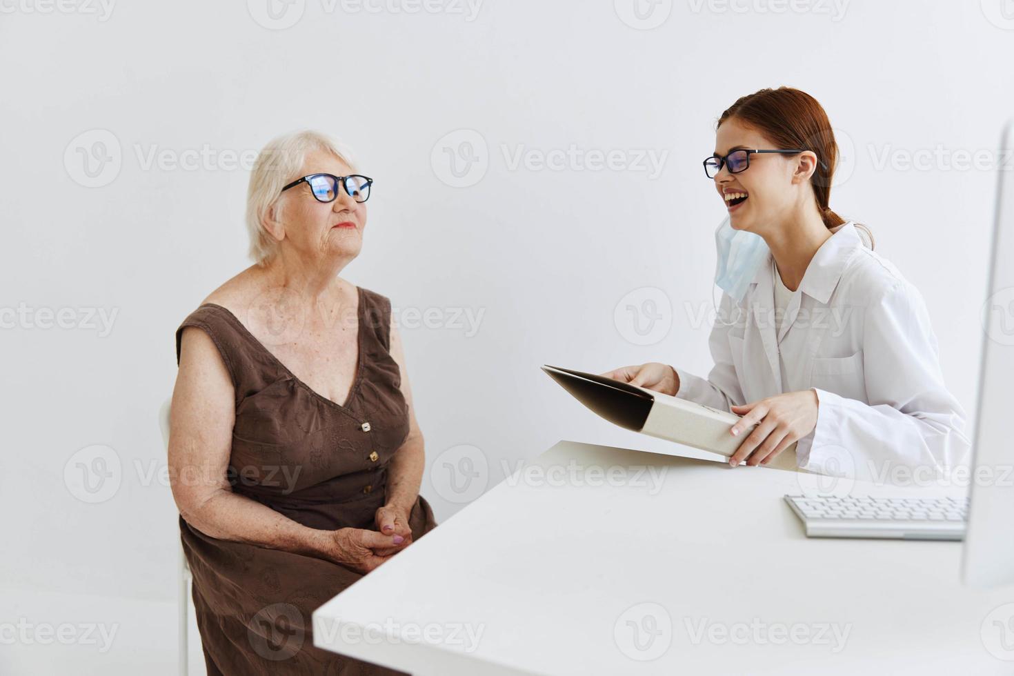 Ärzte im das medizinisch Büro Konversation mit das geduldig Gesundheit Diagnose foto