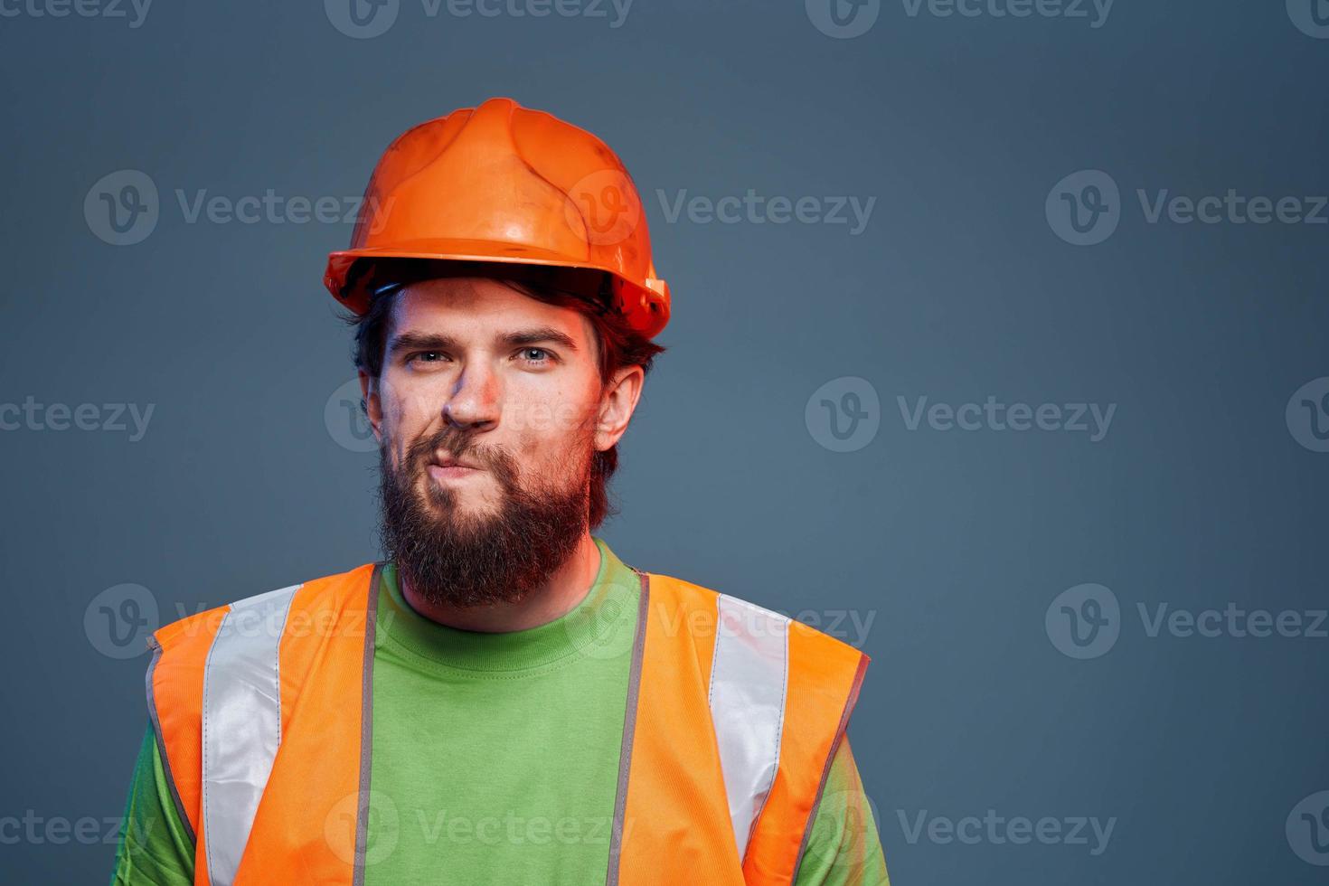 bärtig Mann Orange Helm Konstruktion Fachmann schwer Arbeit foto