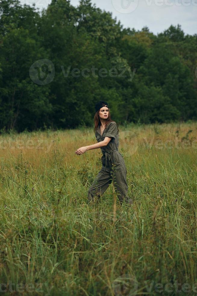 Frau Porträt auf Natur Dort ist frisch Luft Gehen im das Feld foto