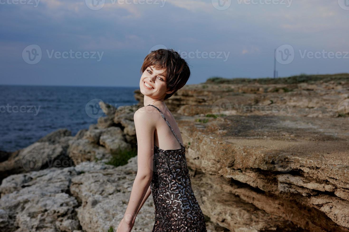 ziemlich Frau im Kleid auf Natur Felsen Landschaft draußen unverändert foto