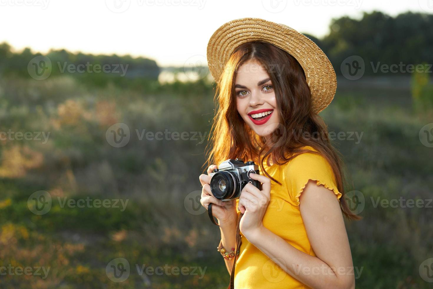 heiter Frau Fotograf Lächeln Hut gehen Natur frisch Luft foto