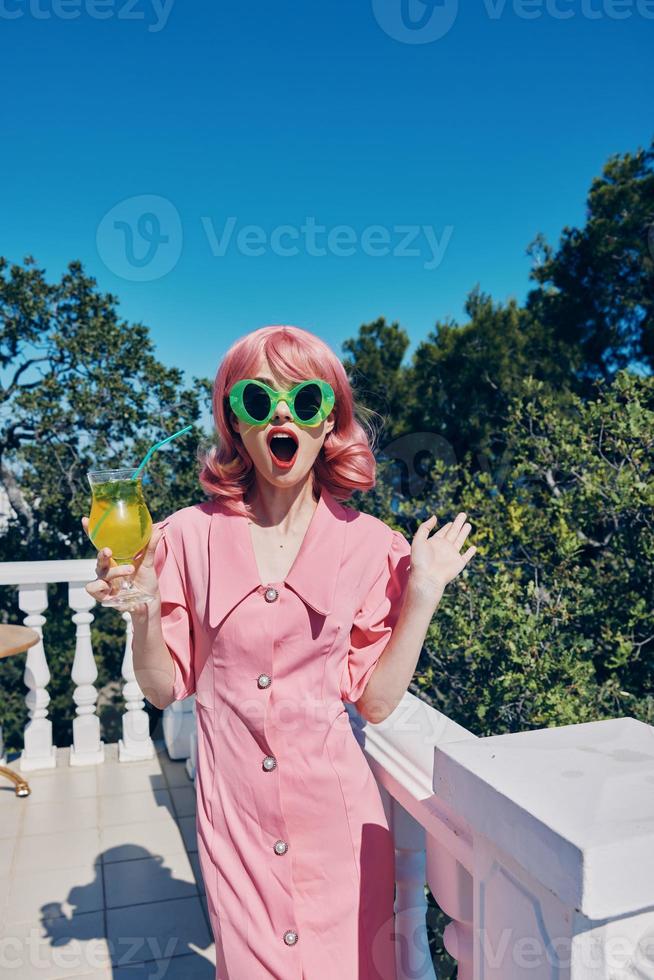 emotional Frau mit Rosa Haar tragen Sonnenbrille Sommer- Cocktail foto