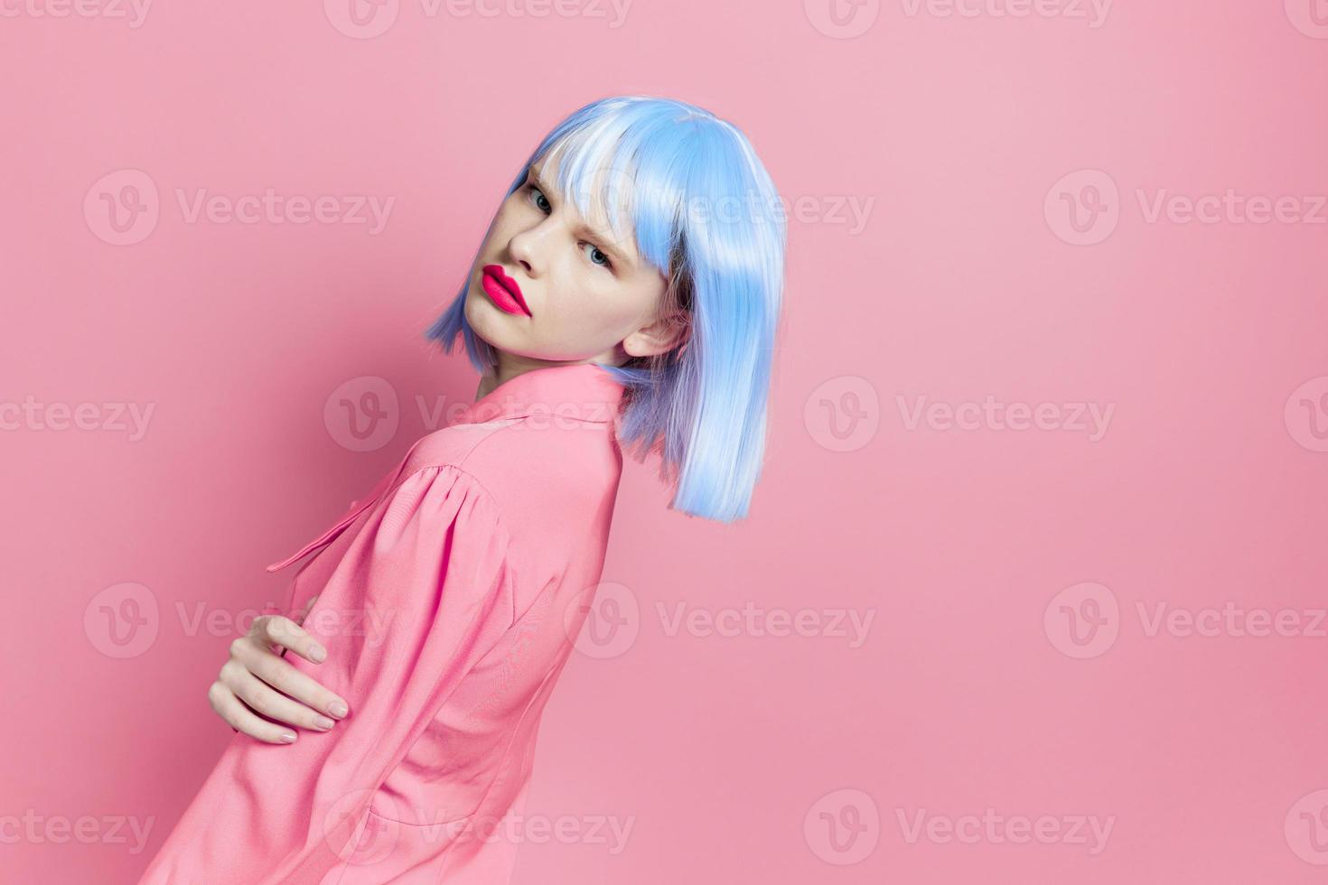 Porträt von ein Frau trägt ein Blau Perücke bilden Studio Modell- foto