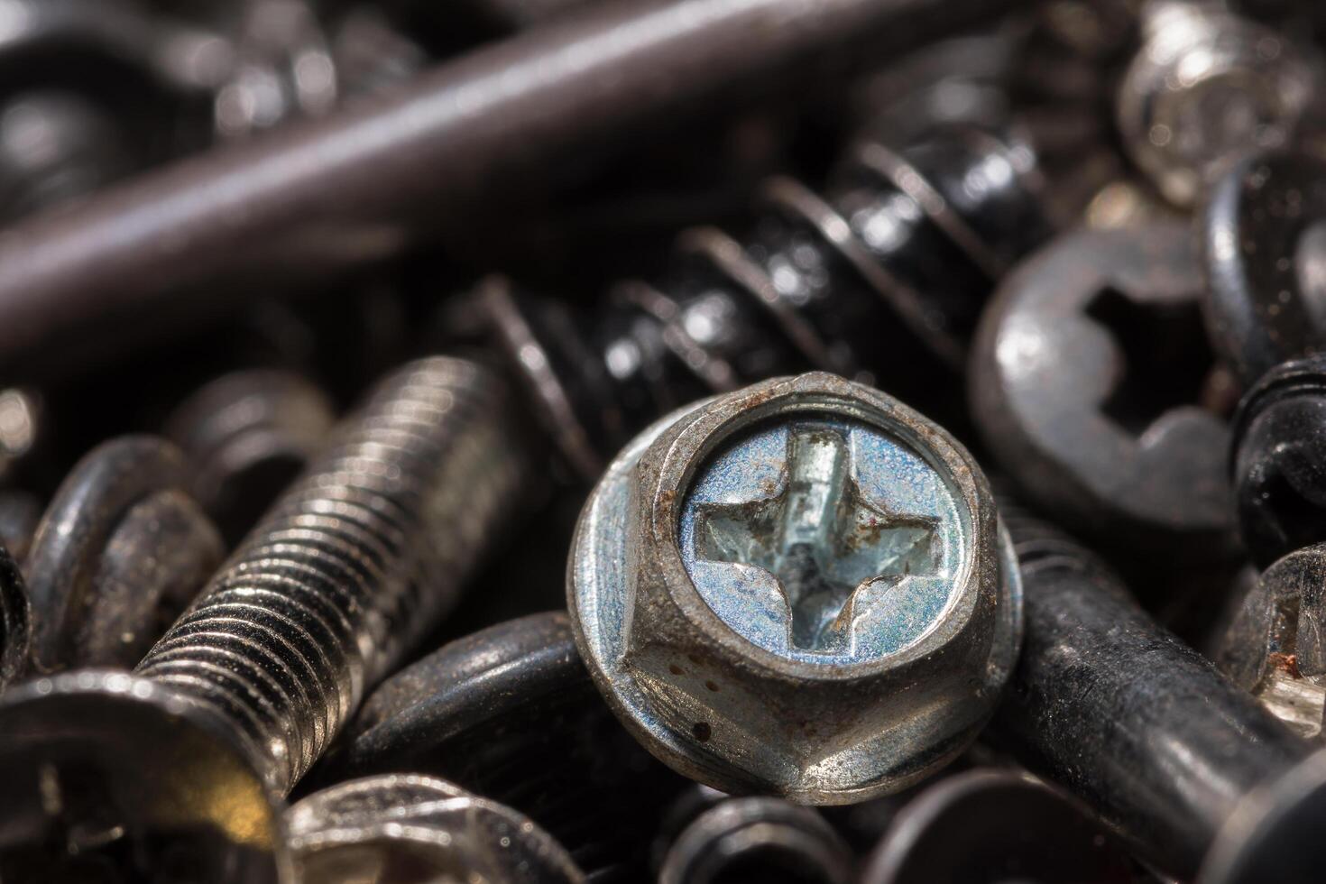 Nahaufnahme eines Haufens von Metallschrauben foto