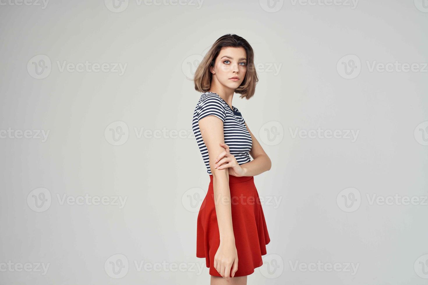 Frau im modisch Kleider rot Rock posieren Studio foto