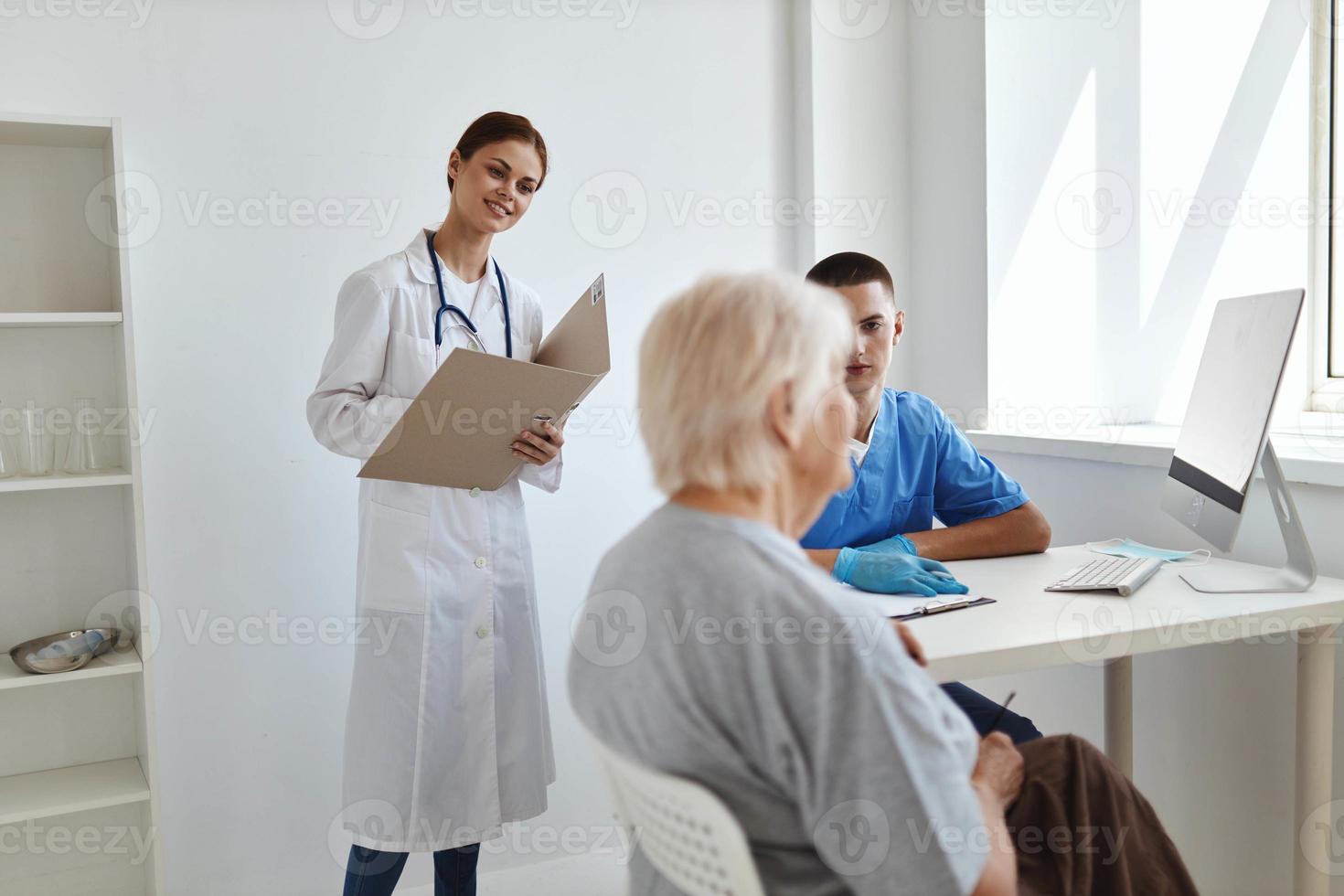 Krankenschwester Assistent und Arzt Prüfung das geduldig Krankenhaus Diagnose foto