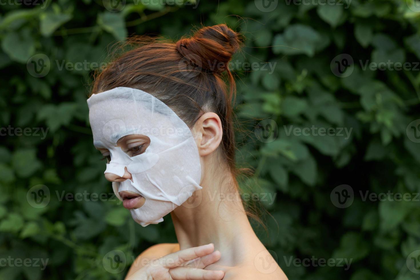 Porträt von ein Mädchen Anti-Falten Maske geschlossen Augen natürlich aussehen Kosmetologie foto