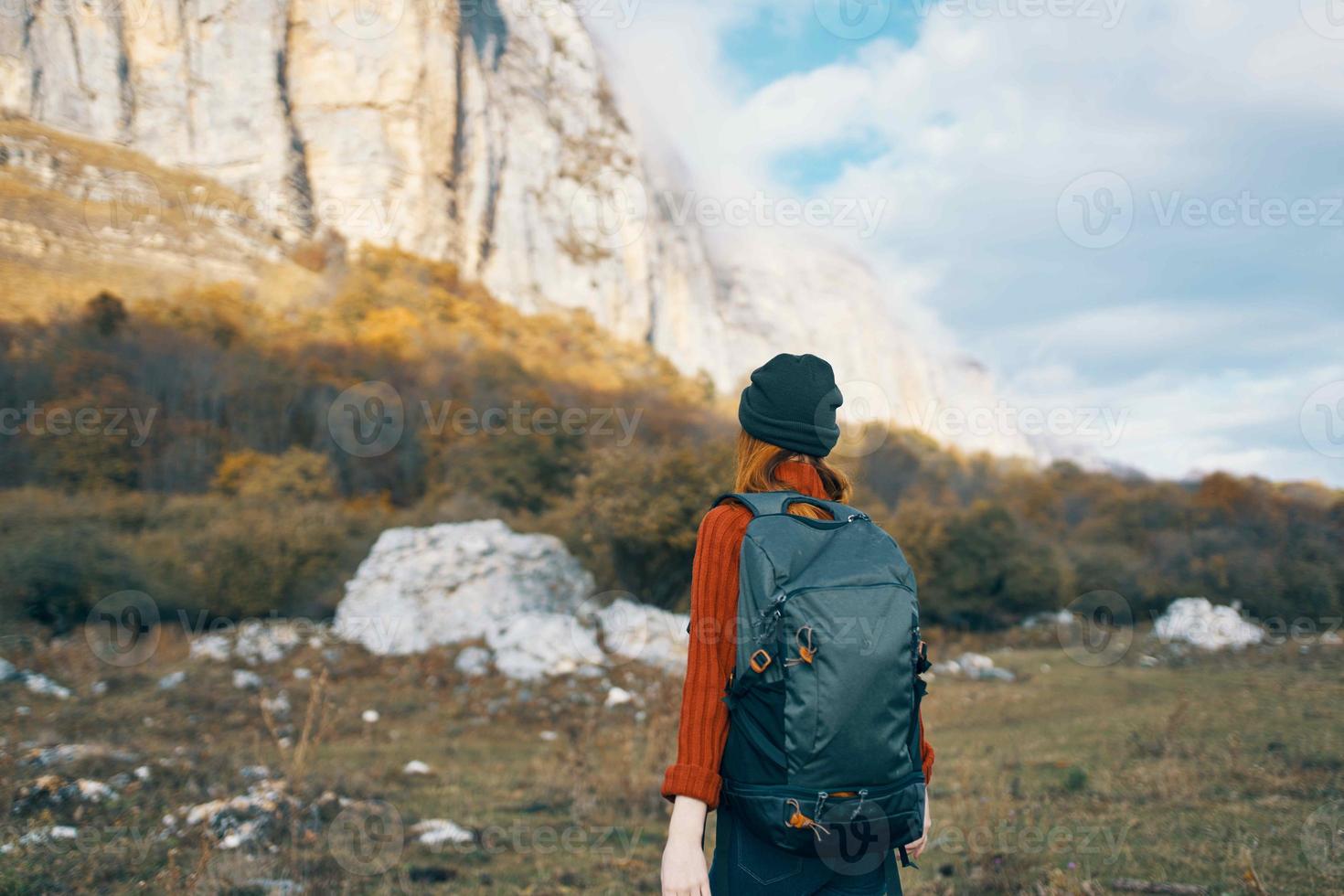 Frau mit Rucksack Reise Berge Tourismus extrem foto