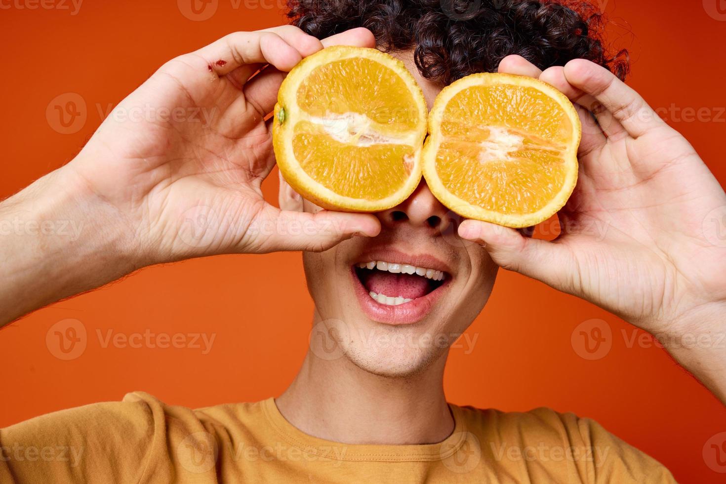 heiter Kerl mit lockig Orange Haar in der Nähe von das Augen Nahansicht Studio foto