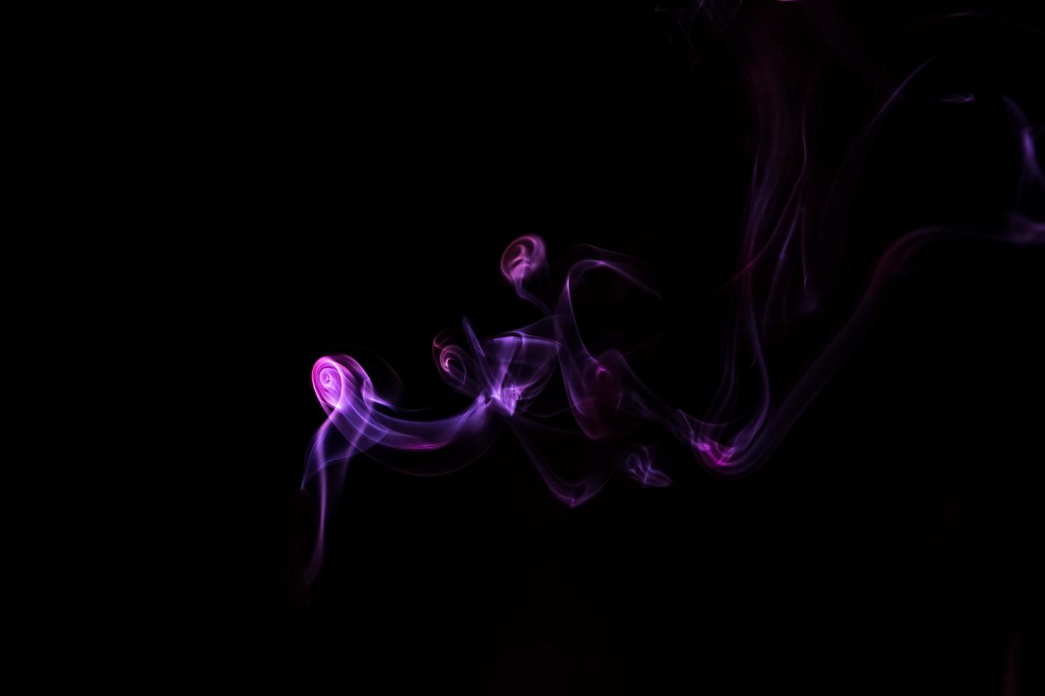 farbiger Rauch auf einem schwarzen Hintergrund foto