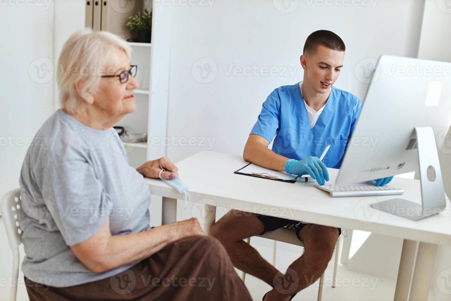 ein Alten Frau beim ein Arzt geplanter Termin Diagnose foto