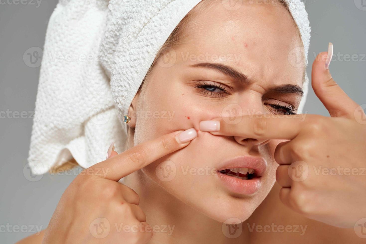 Frau mit Handtuch auf Kopf nackt Schultern Gesichts- Nahansicht foto