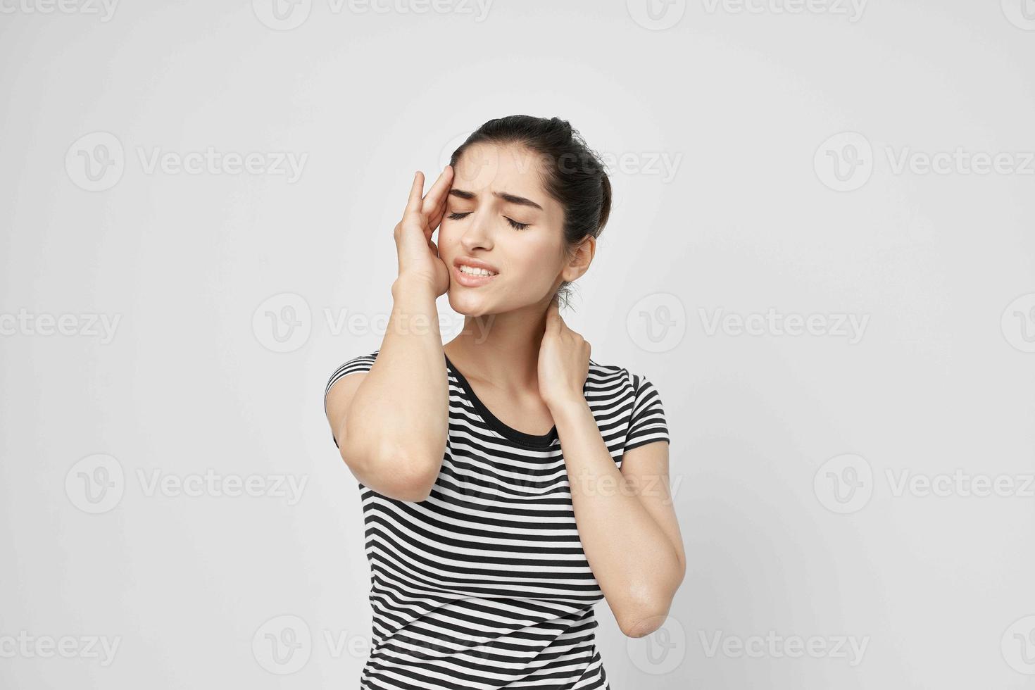 krank Frau Kopfschmerzen schmerzlich Syndrom Beschwerden Licht Hintergrund foto