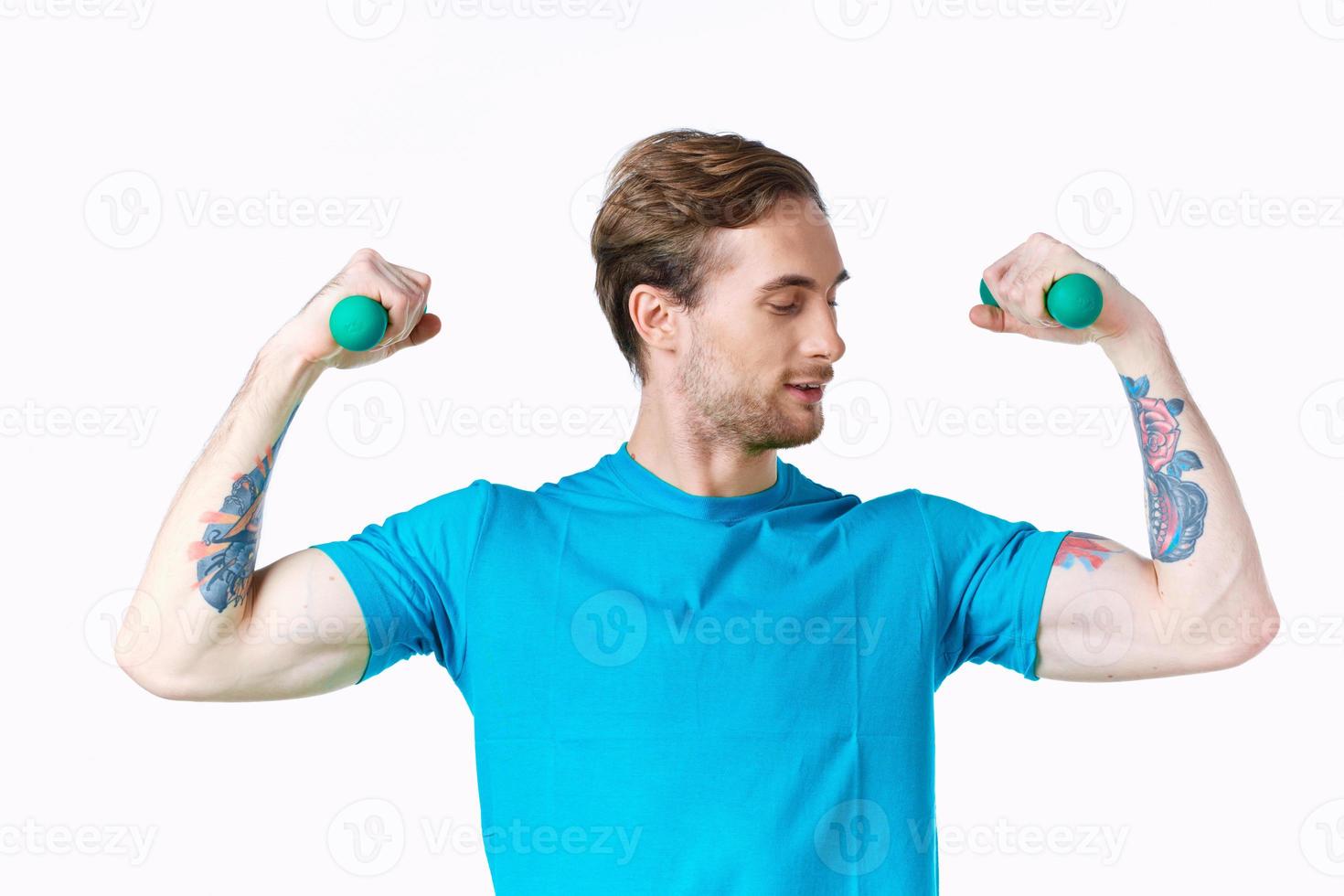 sportlich Mann mit gepumpt oben Waffen tätowieren Übung abgeschnitten Aussicht Fitness foto