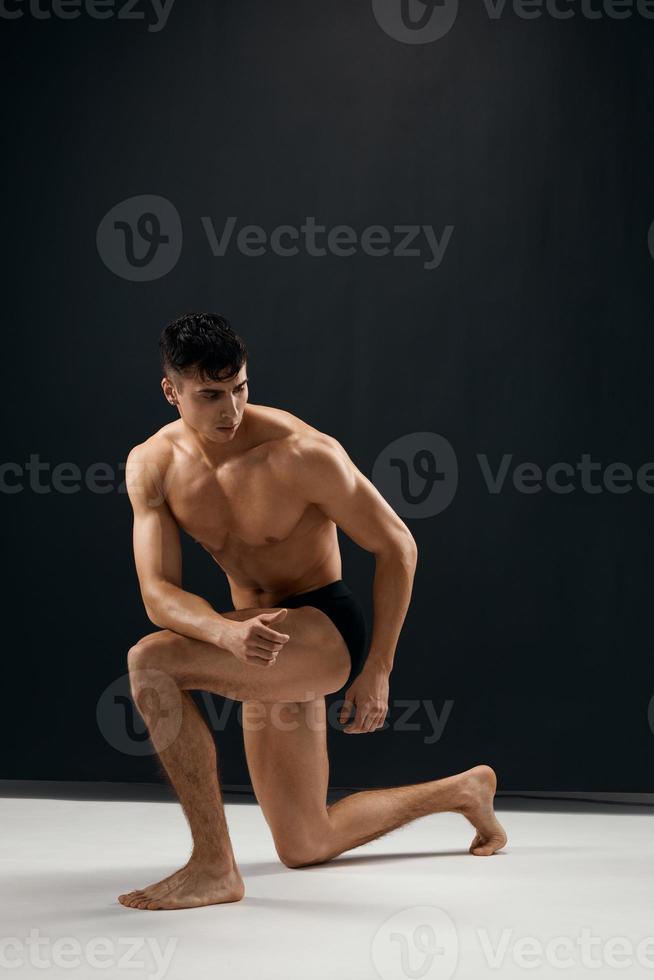 Mann mit ein aufgepumpt Körper im dunkel Höschen Studio Modell- foto