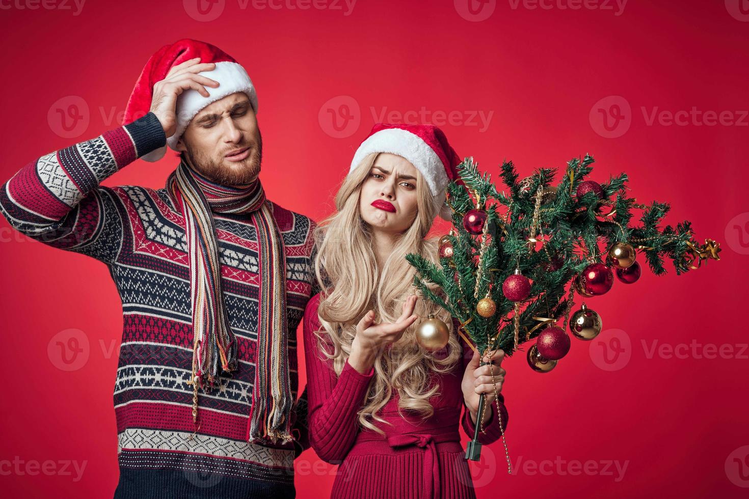 ein Mann mit ein Weihnachten Baum im seine Hände Nächster zu ein Frau Emotionen Urlaub Dekoration foto