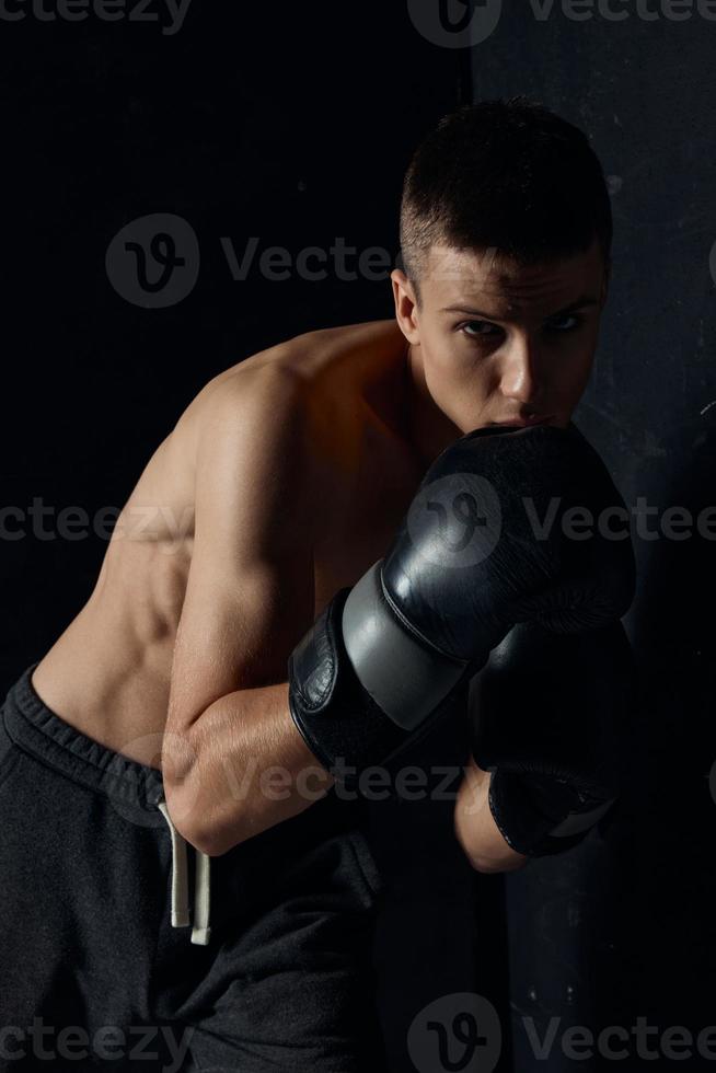 Boxer zwei schwarz Handschuhe gebogen Nieder Sport Bodybuilder gepumpt oben Torso foto