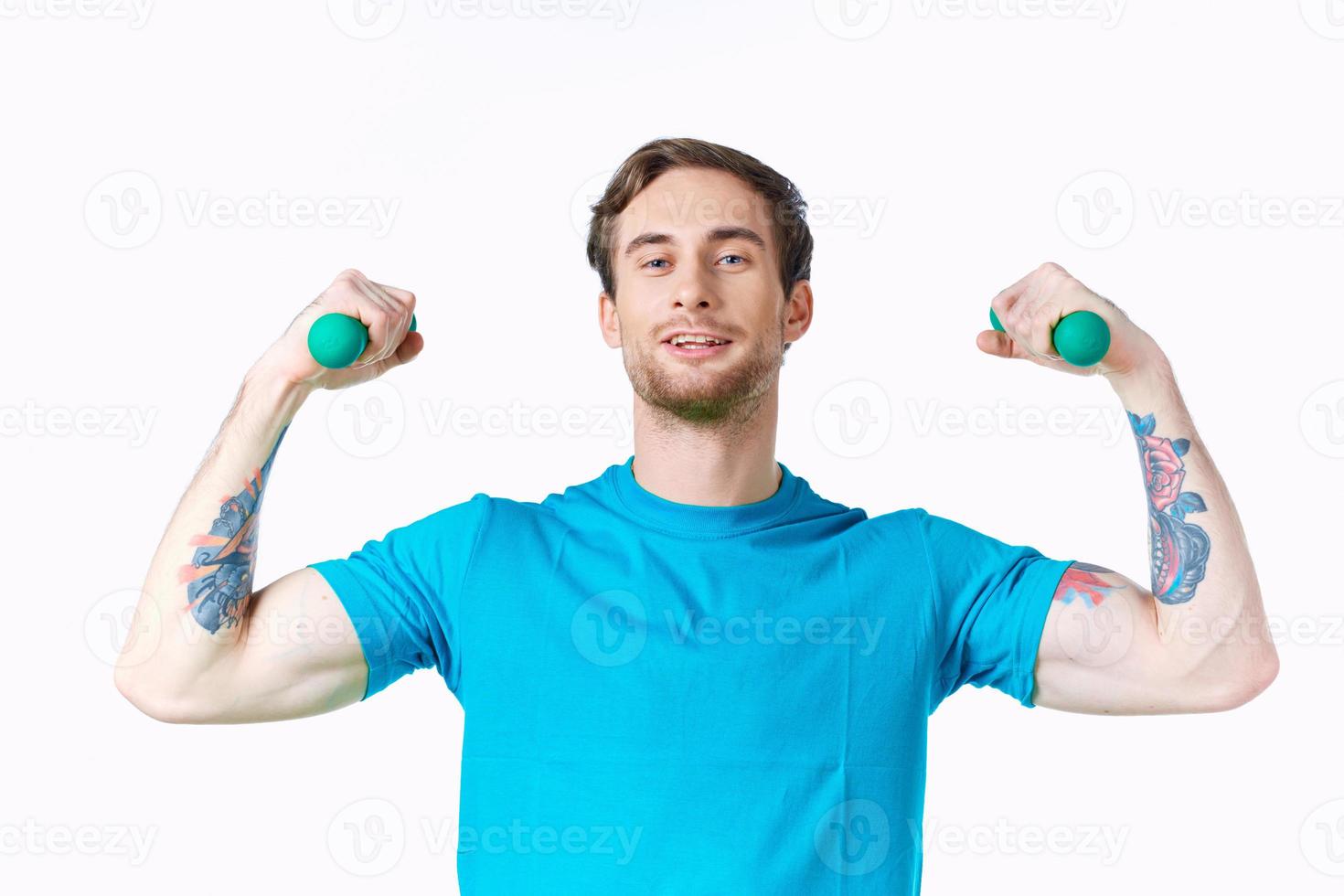 sportlich Mann mit gepumpt oben Waffen tätowieren Übung abgeschnitten Aussicht Fitness foto