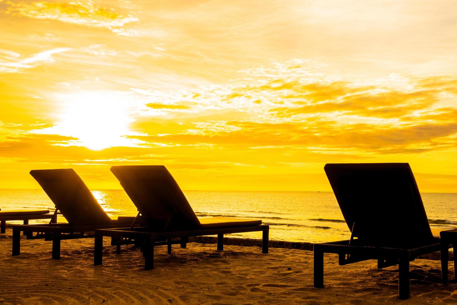 Liegen am Strand foto