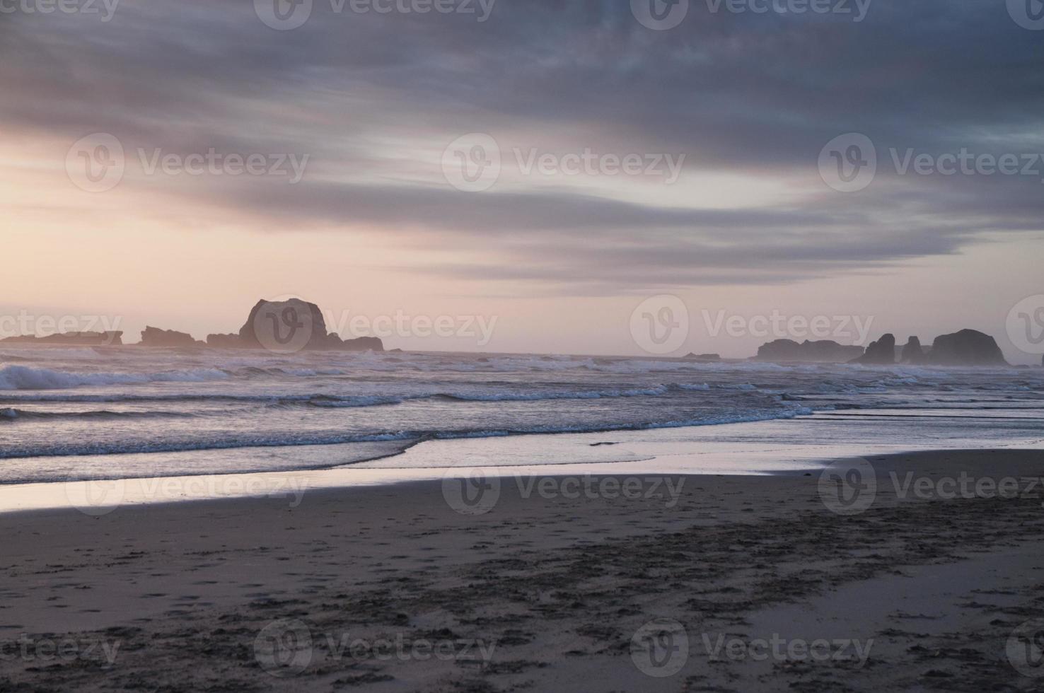 Küste von Oregon in der Abenddämmerung foto