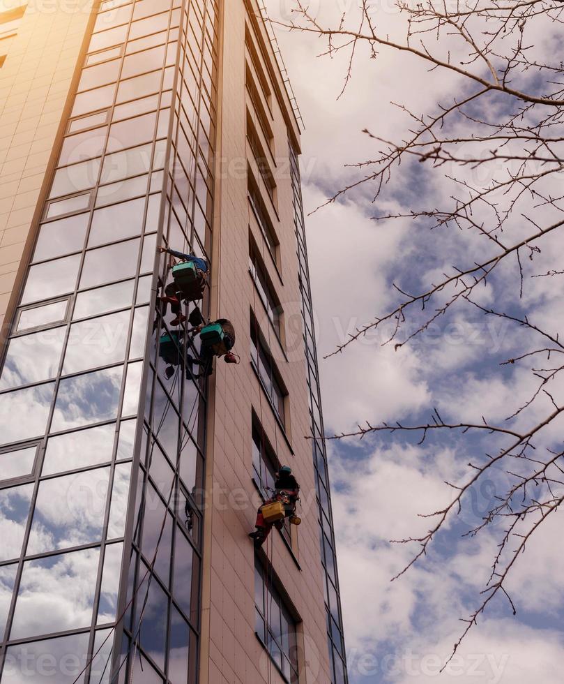 gruppe von arbeitern, die fensterservice reinigen foto