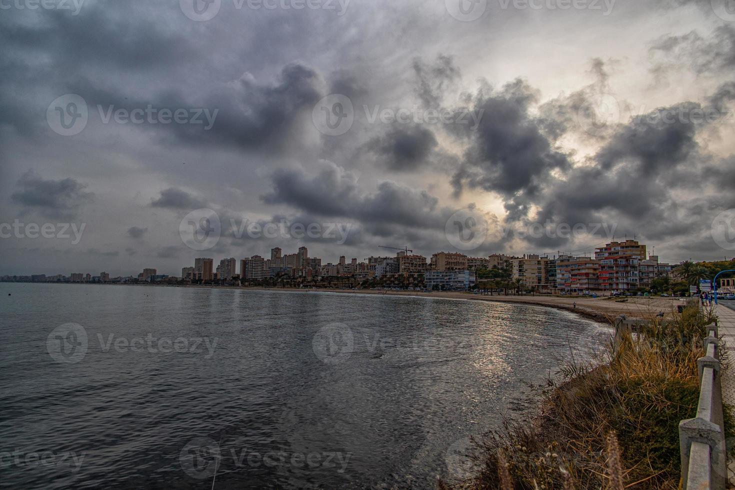 Strand Landschaft mit Sonnenuntergang alicante Spanien mit Wolken im das Himmel foto