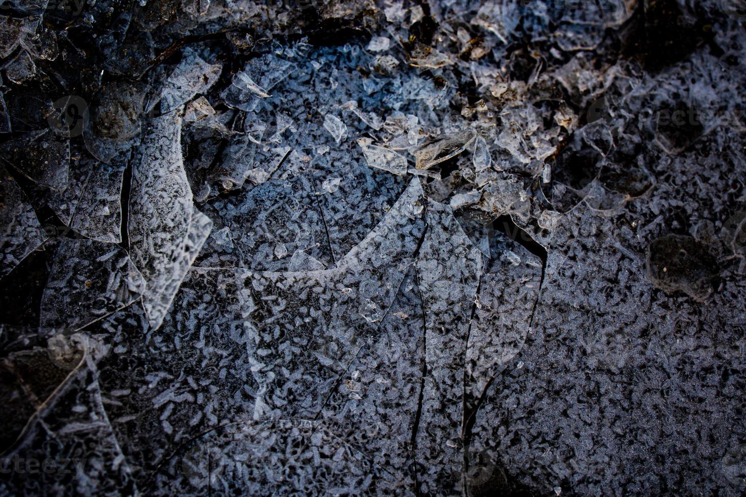 interessant abstrakt Hintergrund mit Eis Nahansicht auf ein gefroren Pfütze foto