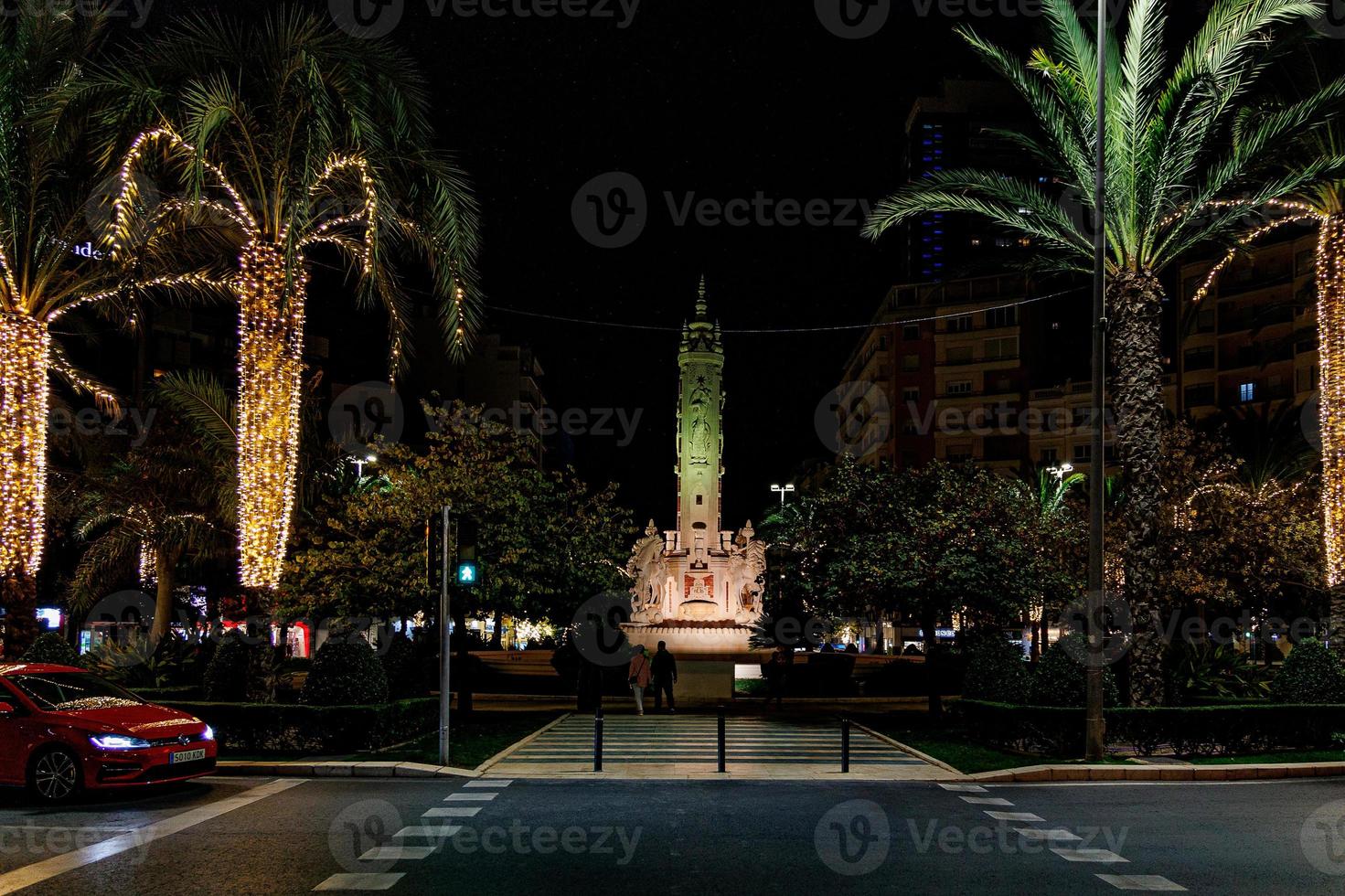 luceros Platz im alicante beim Nacht mit dekorativ Palme Bäume zum Weihnachten foto