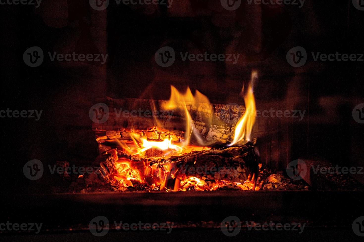 heiß Feuer Verbrennung im ein inländisch Kamin auf ein Winter Tag foto