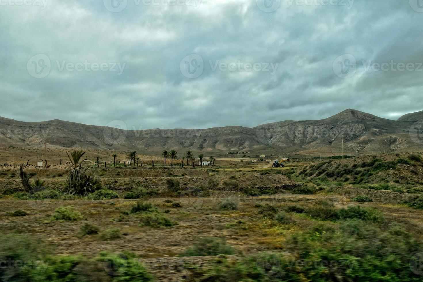 leeren mysteriös bergig Landschaft von das Center von das Kanarienvogel Insel Spanisch fuerteventura mit ein wolkig Himmel foto