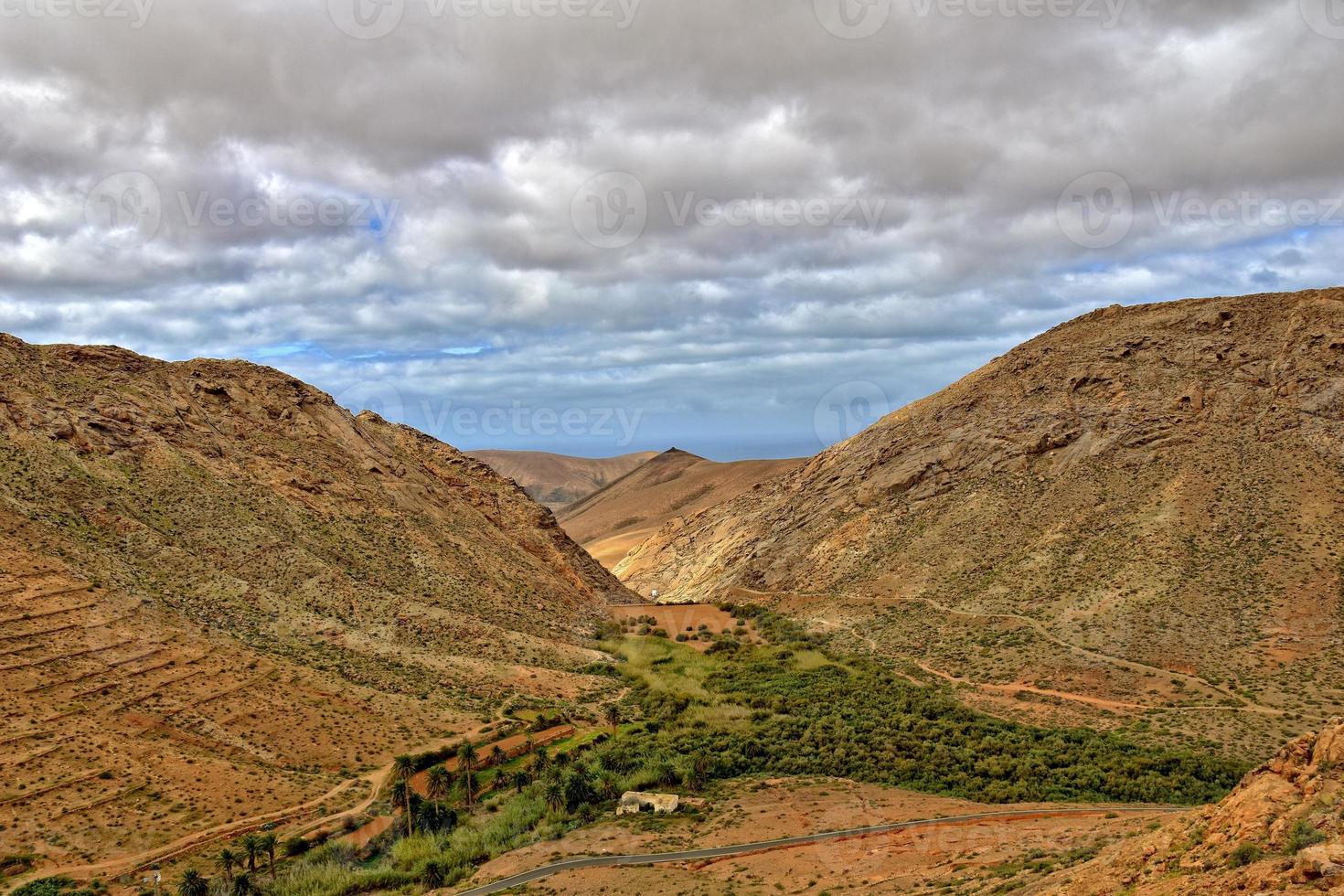 leeren mysteriös bergig Landschaft von das Center von das Kanarienvogel Insel Spanisch fuerteventura mit ein wolkig Himmel foto