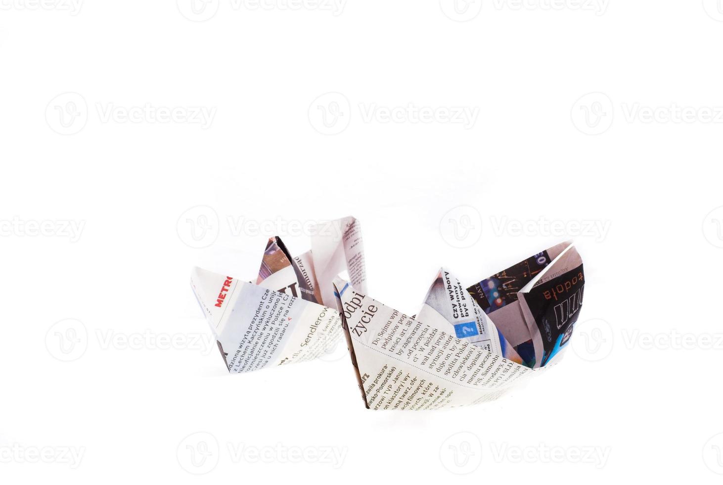 Origami Schiff von Zeitung auf Weiß Hintergrund foto