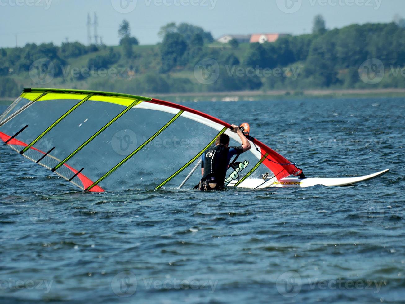 Windsurfen auf das Bucht von Pucka auf das baltisch Meer foto