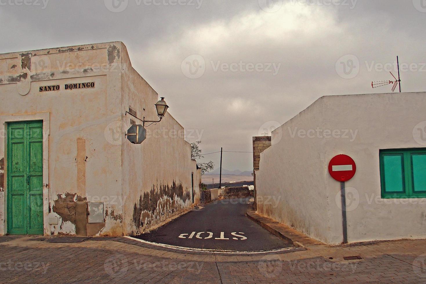 Weiß niedrig historisch Gebäude und eng Straßen im das Spanisch Stadt von teguise, Lanzarote foto