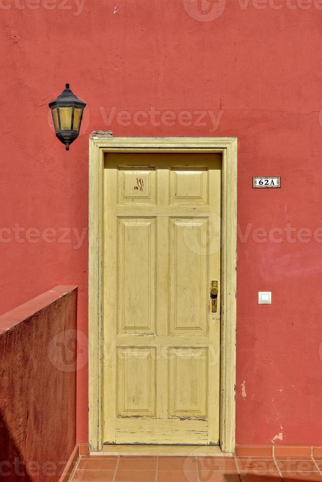 alt Jahrgang Eingang Tür auf das Hintergrund von rot Mauer foto