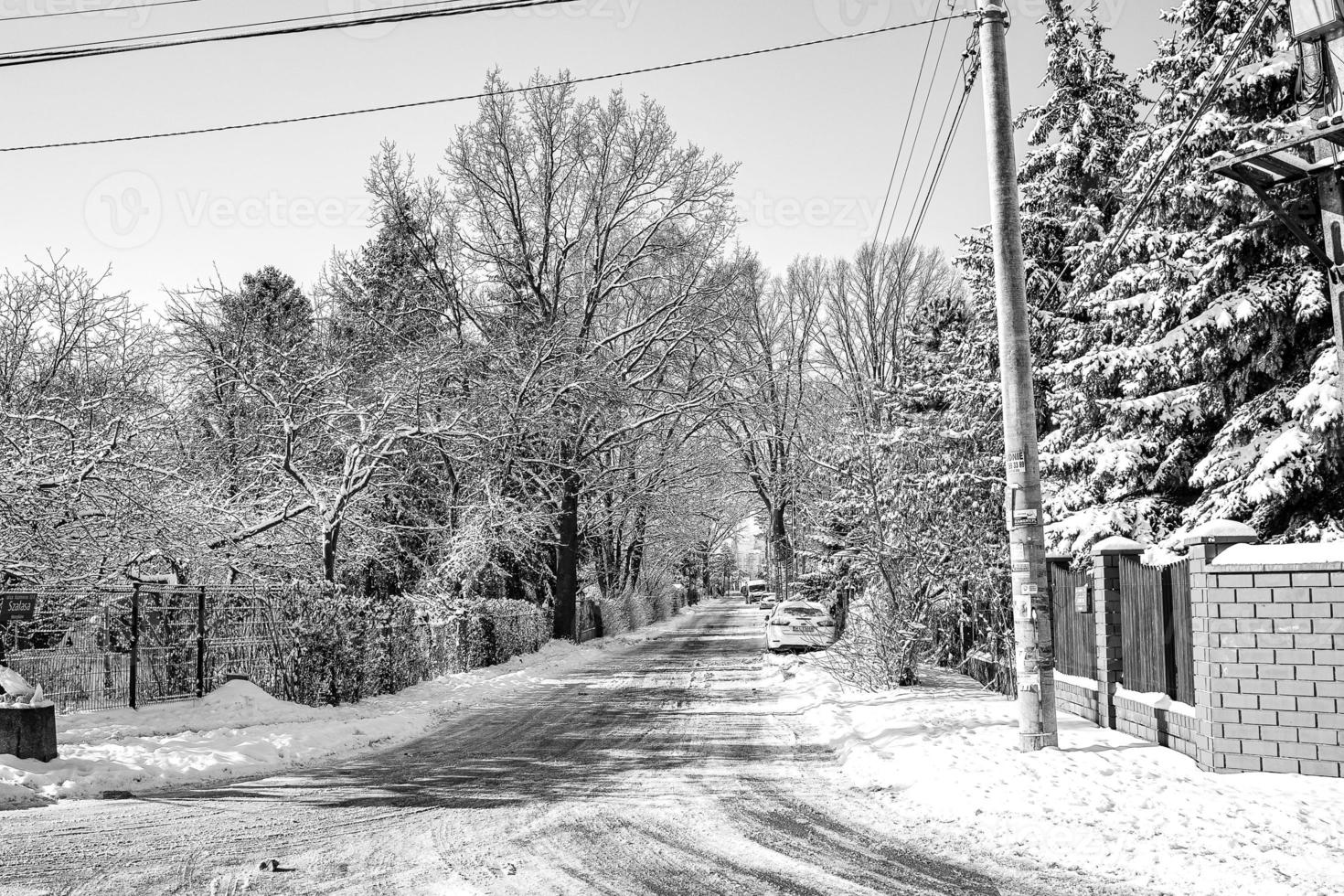 eng Stadt Seite Straße im Winter schneebedeckt sonnig Tag foto