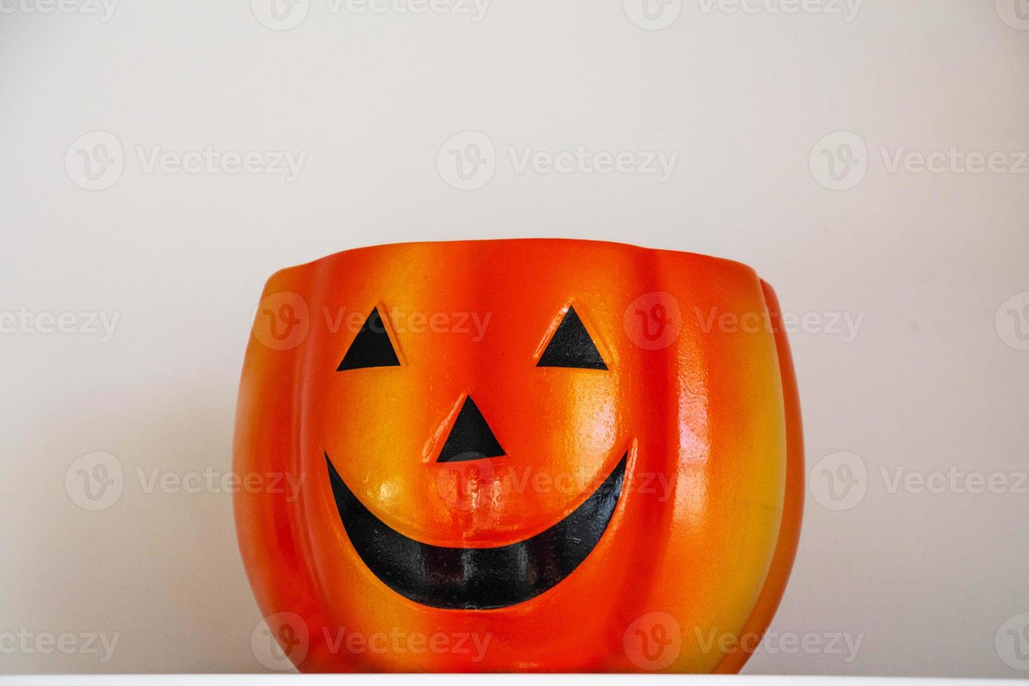 Original Orange Blumentopf Container Halloween zum ein hell Hintergrund foto