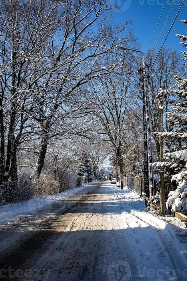 eng Stadt Seite Straße im Winter schneebedeckt sonnig Tag foto