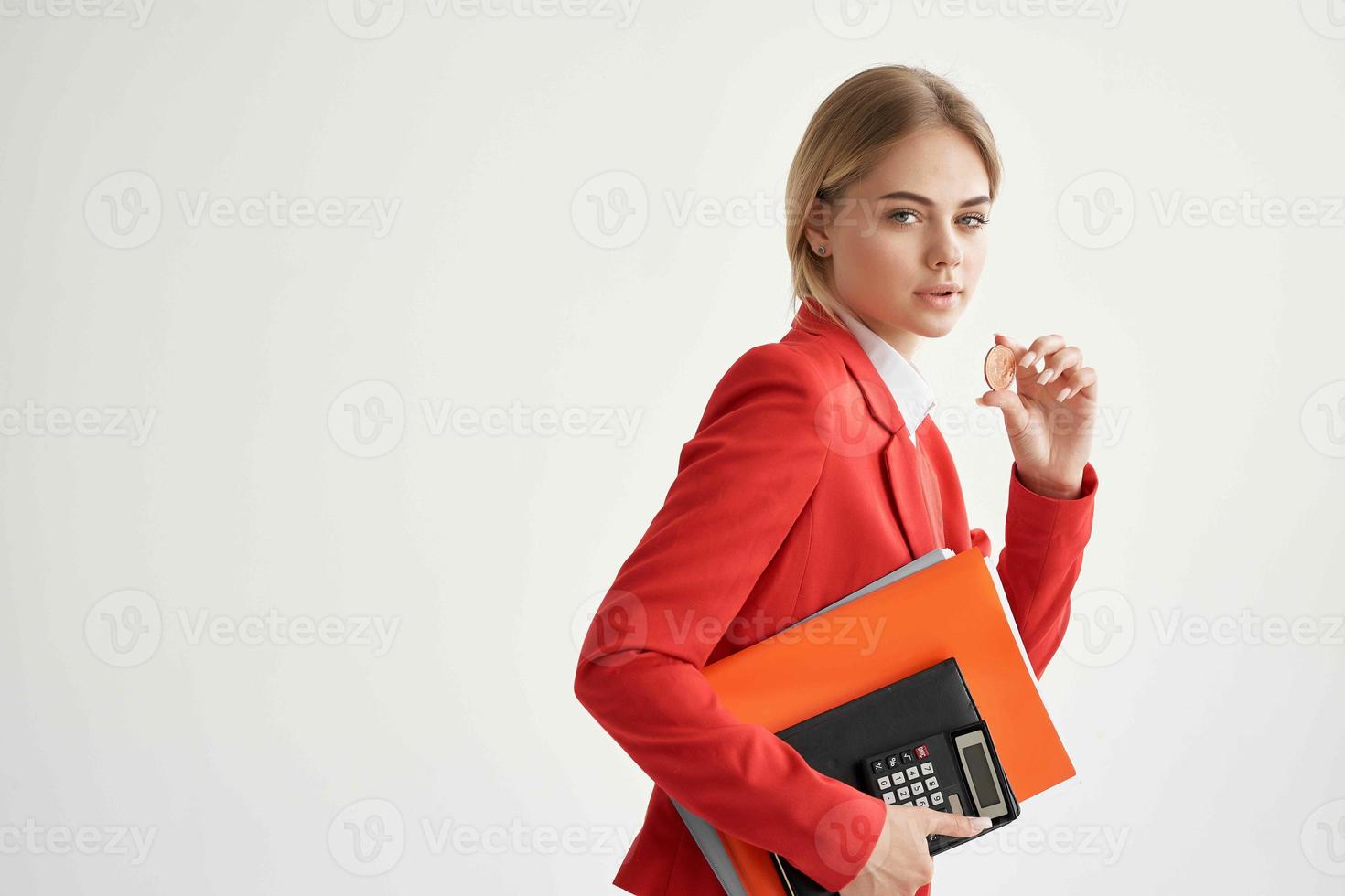 Geschäftsfrau rot Jacke virtuell Geld Wirtschaft isoliert Hintergrund foto