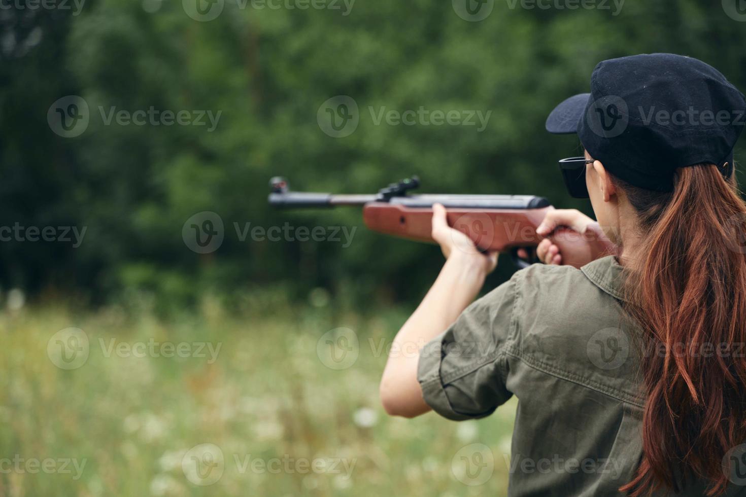 Frau auf draussen Waffe im Hand Sicht Jagd Natur frisch Luft foto