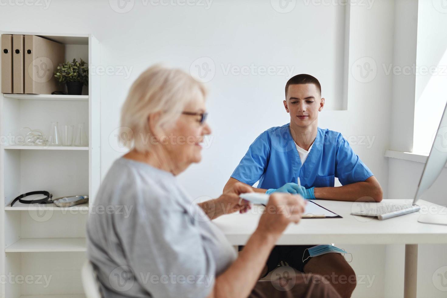 das geduldig ist untersucht durch ein Arzt Gesundheit Pflege foto